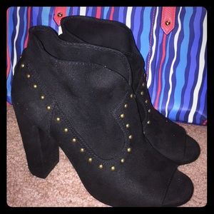 Used Size 6 suede-like booties